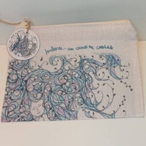 Neceser con el diseño Mulleres con cousas na cabeza