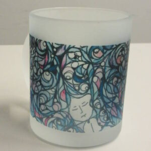 Taza con el diseño Mulleres con cousas na cabeza